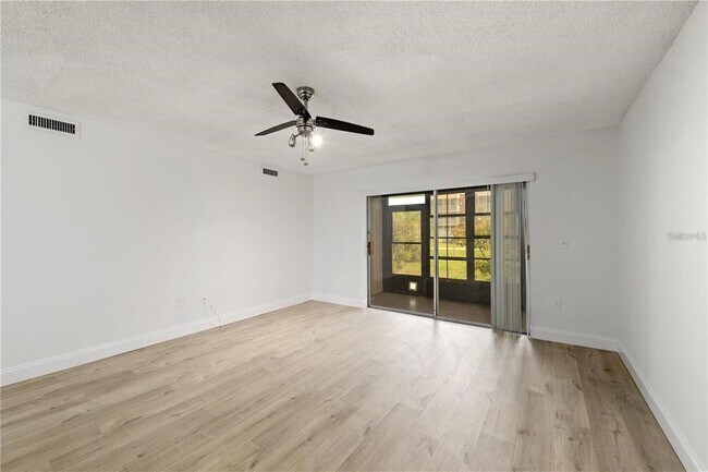 Foto del edificio - 2757 Hidden Lake Blvd