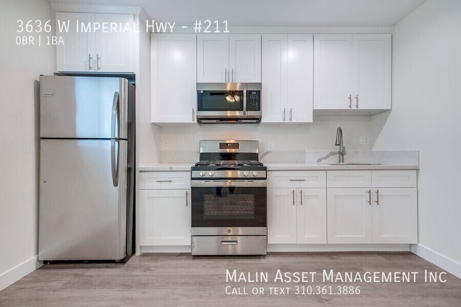 Foto principal - 3636 W Imperial Hwy (B)