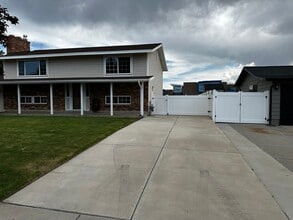 Building Photo - 1102 E Sleepy Hollow Ln