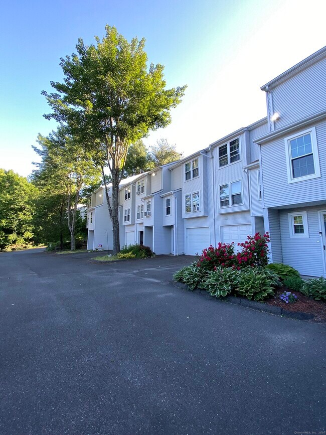 Foto del edificio - 24 Deerwood Ln