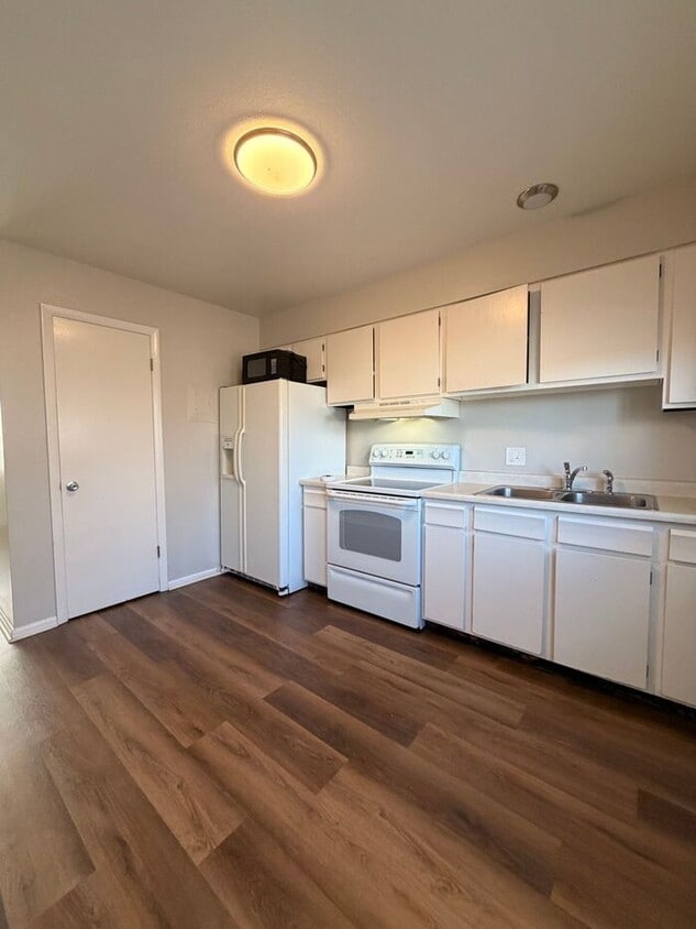 Primary Photo - Cozy 2-Bedroom Home in a Peaceful Colorado Springs Neighborhood - ASK ABOUT OUR FLEXIBLE LEASE OP...