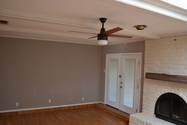 Foto del edificio - Conveniently Located Beautiful 3/2/2 on Co...
