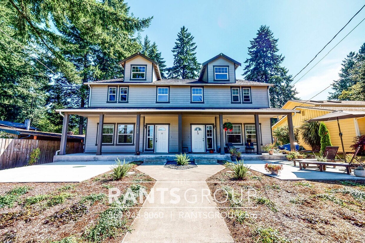 Foto principal - Lovely & spacious 3 bd/2.5 bath townhouse ...