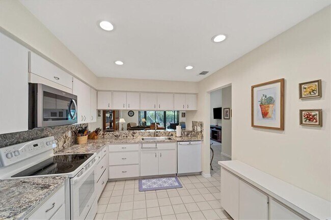 Building Photo - 3946 Wilshire Cir E
