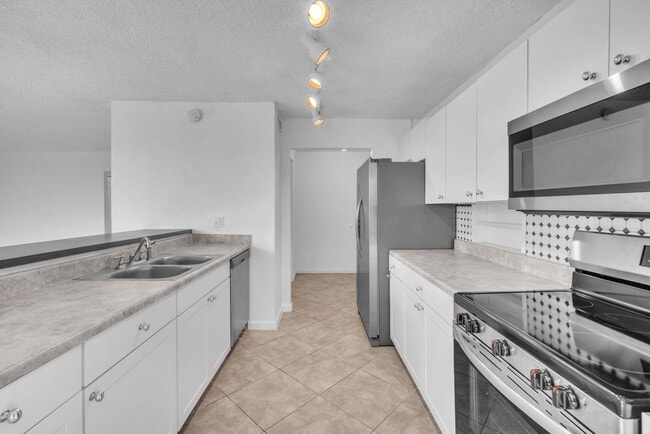 Building Photo - 3100 N Pine Island Rd