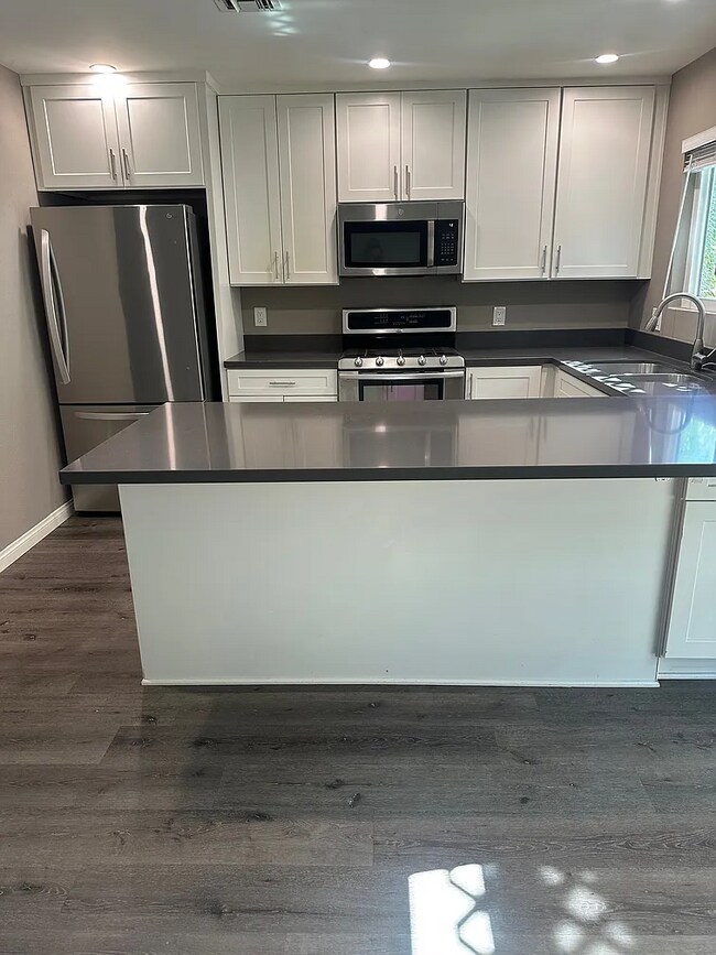 Foto del edificio - 4672 Edenvale Ave