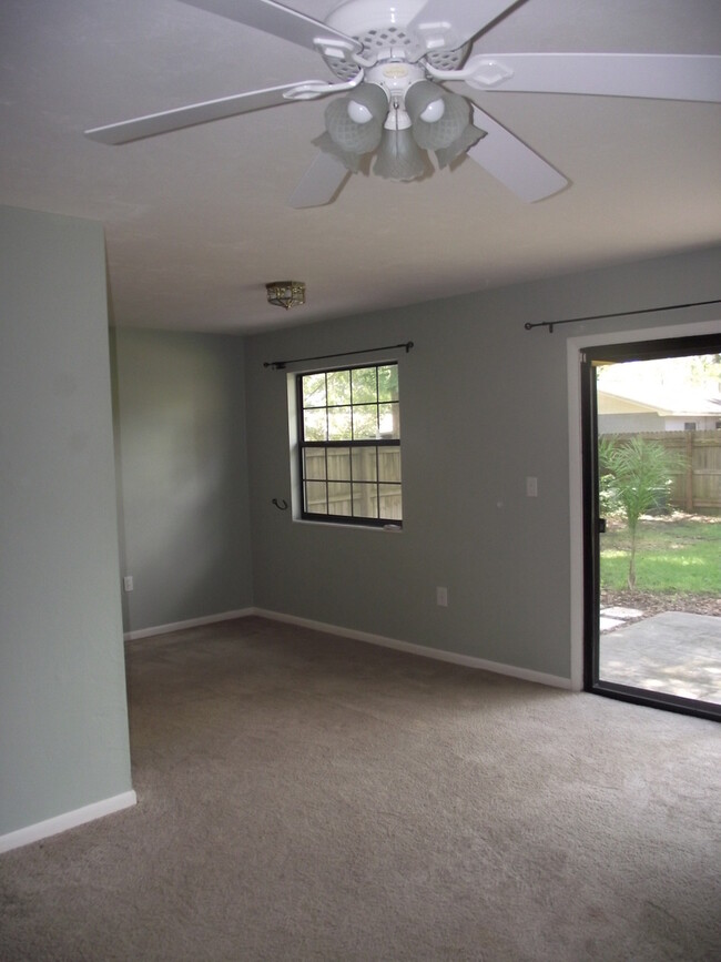 Foto del edificio - 3/2 house in convenient NW location!