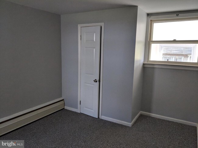 Building Photo - 1294 Middle Ave