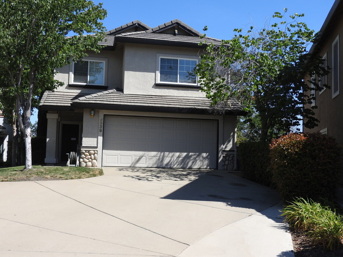 Foto principal - "Stanford Village - Gated with Pool & View"