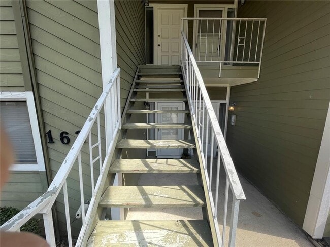 Building Photo - 164 April Point Dr S