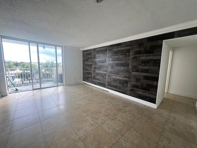 Foto del edificio - 2000 NE 135th St