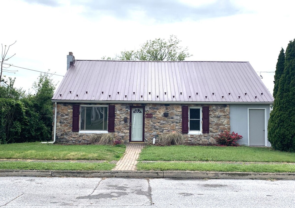 Primary Photo - CONTRACT PENDING!!