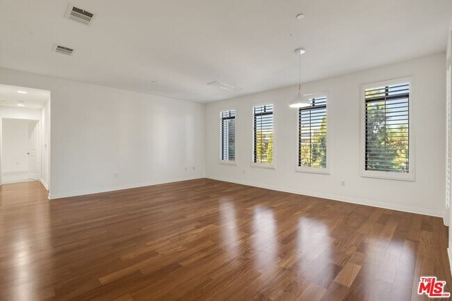 Foto del edificio - 5625 Crescent Prk W