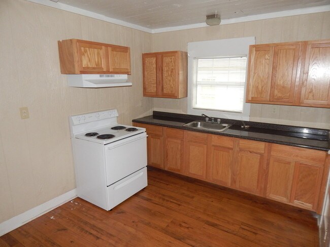 Building Photo - Charming 1 Bedroom, 1 Bathroom Duplex