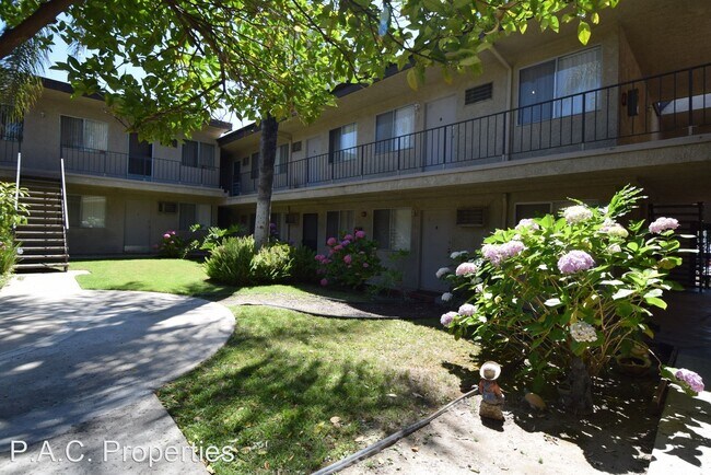 Building Photo - Studio, 1 bath Apartment - 13849 Chase Str...