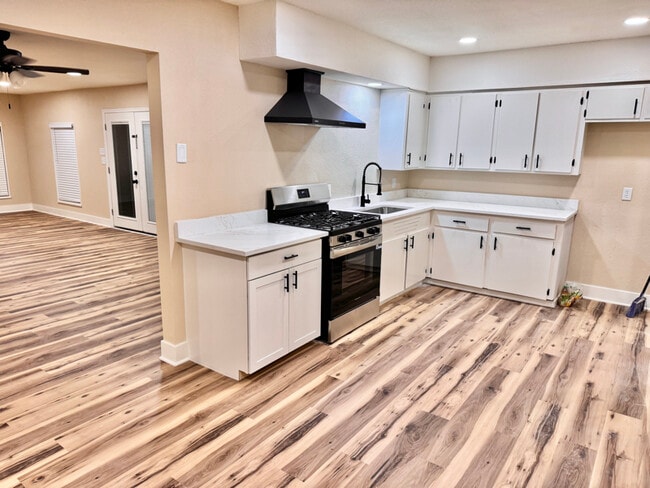 Foto del edificio - 11012 Sunny Dr