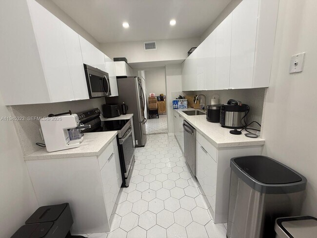 Building Photo - 4200 Hillcrest Dr