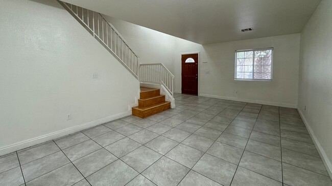 Foto del edificio - Charming 4-Bedroom Home with Covered Patio...