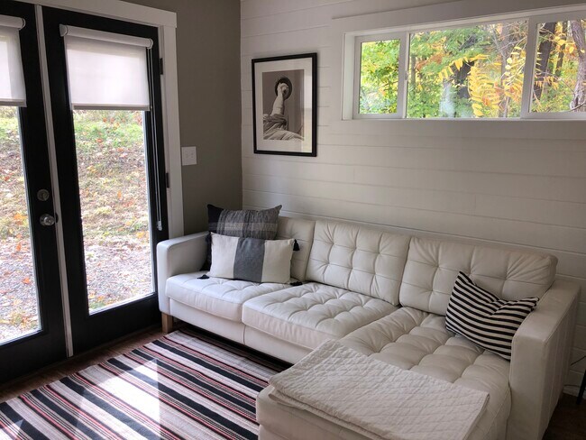 Sala de estar con vista al patio trasero. - 1635 Ellis Hollow Rd
