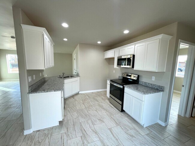 Foto del edificio - Cute home built in 2023 with garage and la...