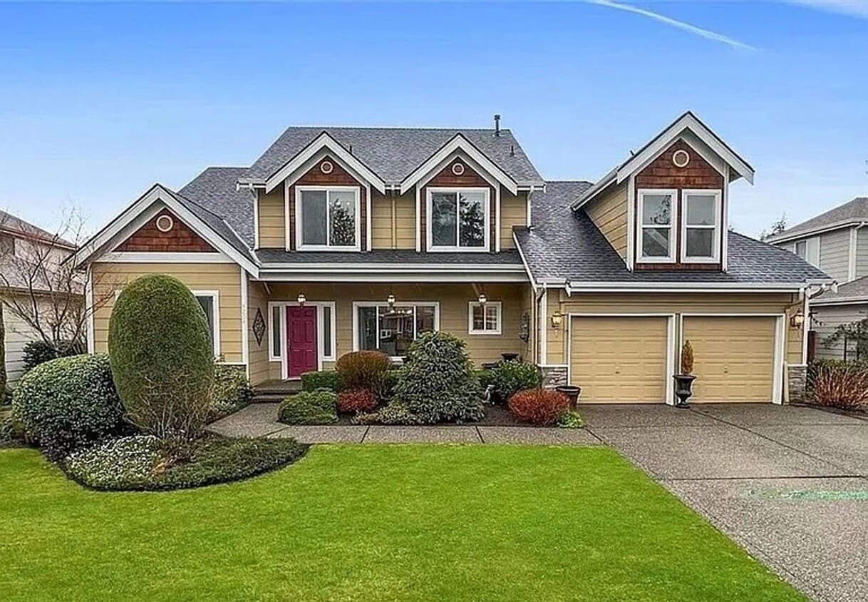 Primary Photo - Elegant four-bedroom home located in desir...