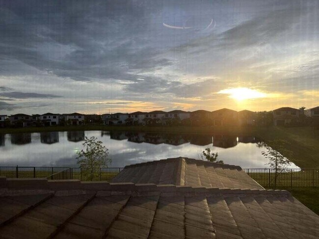 Foto del edificio - 5553 Quiet Lake Pl