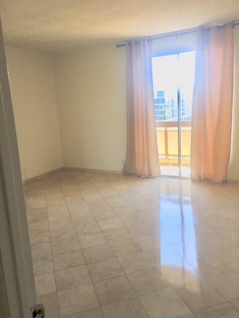 Habitación (Gran cantidad de armarios) - 321 S San Vicente Blvd
