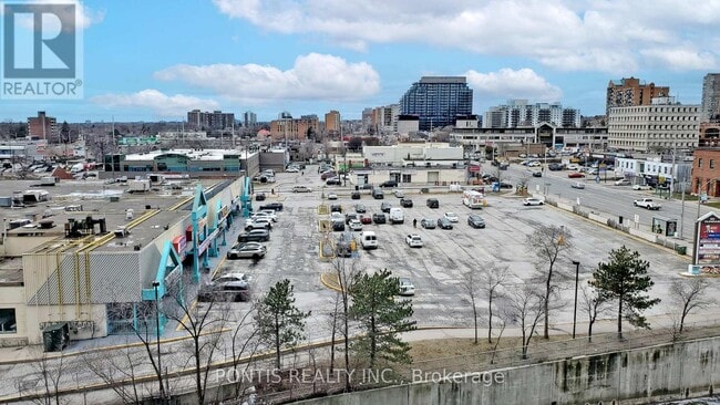 Building Photo - 86-586 Dundas St E