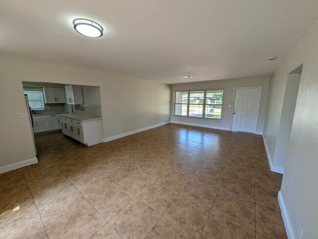 Building Photo - Spacious 3BR Rental with Outdoor Living Space