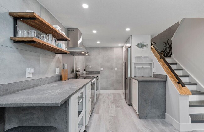 Building Photo - 8600 Ridgewood Ave