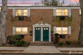 Building Photo - 289 Main St