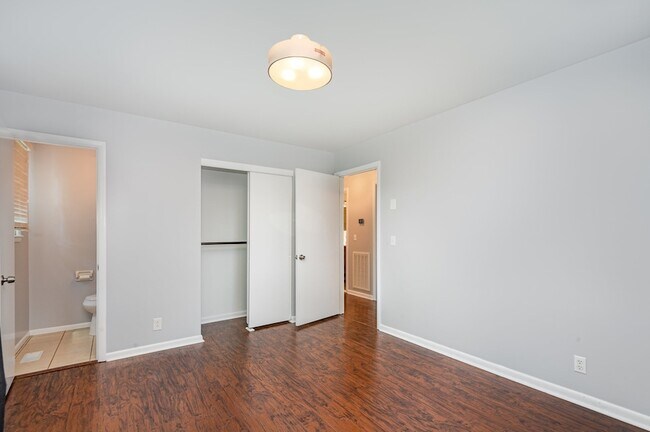 Foto del edificio - 138 Lakeside Park Dr