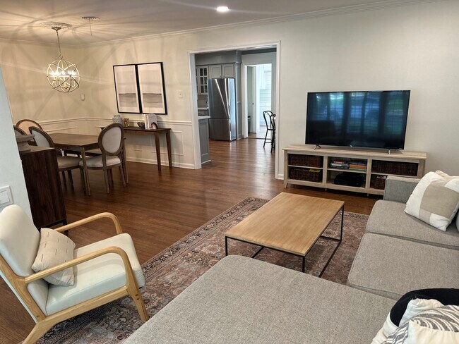 Foto del edificio - 6431 Woodcrest Ln