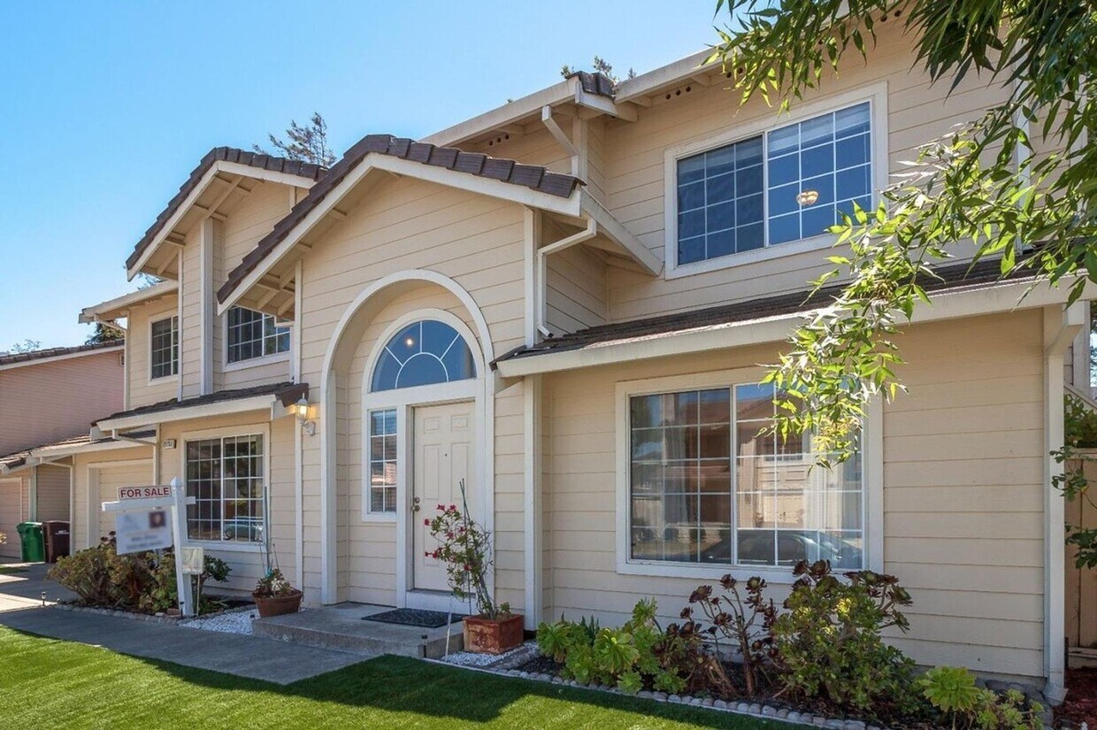 Foto principal - 4 Bed/2 Bath Home with Maintenance-Free ba...