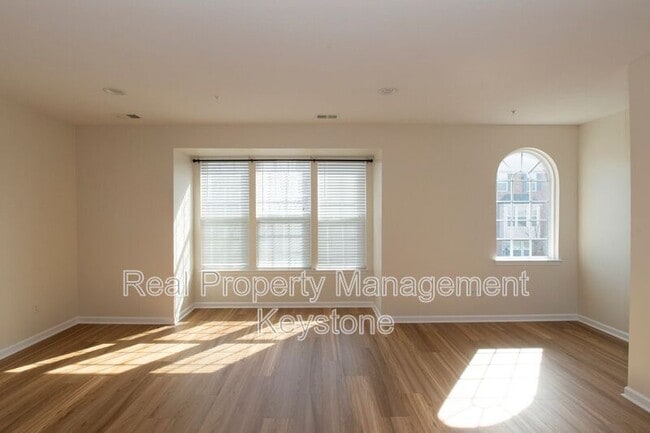 Building Photo - 1719 St Johns Ln