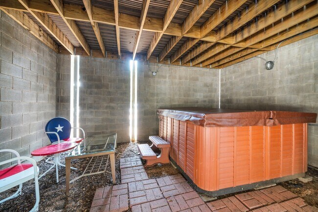 Building Photo - UT PRE LEASE: 2006 Constructed 6 bed / 3 b...