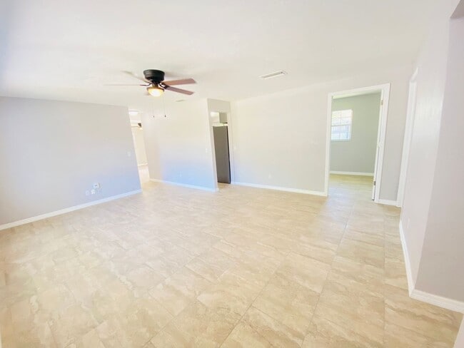 Building Photo - Beautiful 3 Bedroom House in Quiet Ormond ...