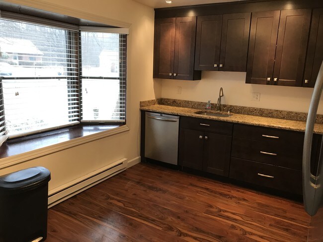 Building Photo - 204 Kings Ct