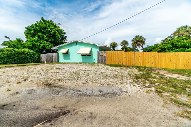 Building Photo - 2546 NE Hickory Ave