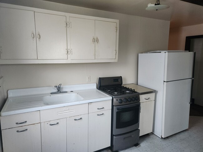 Building Photo - 205 16th St