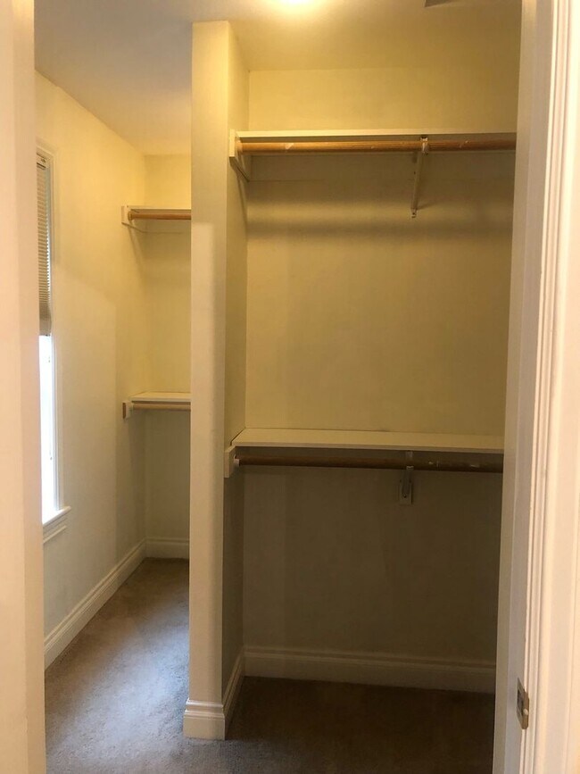 Building Photo - $1,200 off 1st Full Month's Rent Move in S...