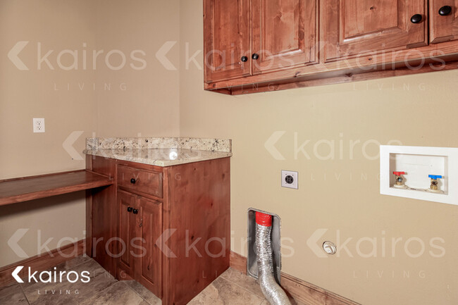 Building Photo - 7402 Ledgestone Dr.