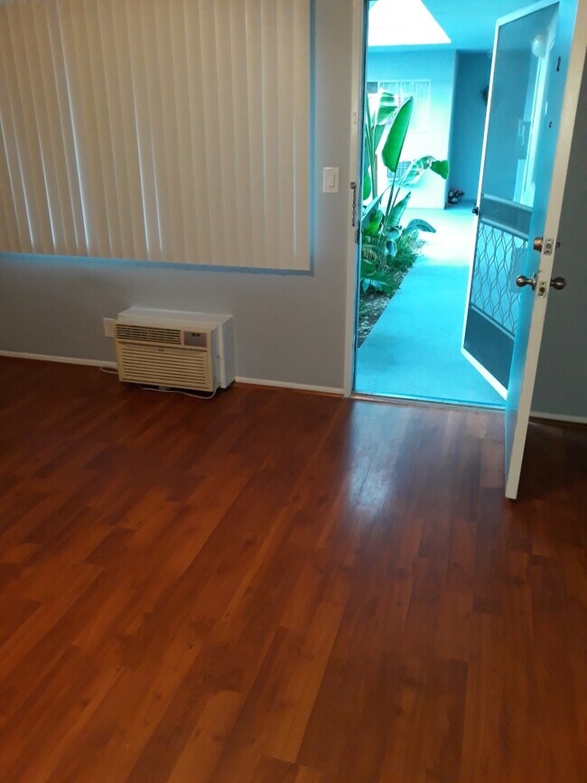 Vanguard Towers Apartments 7025 Sepulveda Blvd Van Nuys, CA