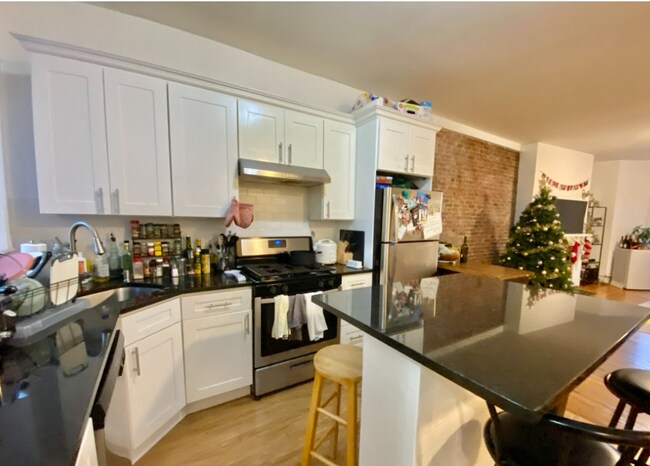 Building Photo - 526 Harvard St