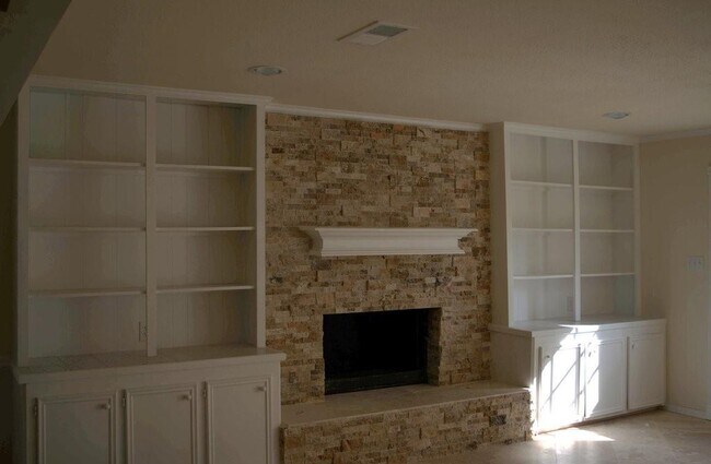 Building Photo - 13731 Greenway Dr