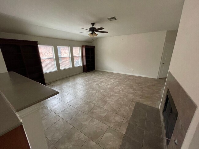 Building Photo - Spacious 3 bed/ 2 bath house