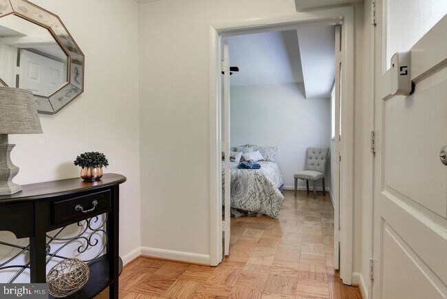 Foto del edificio - 10667 Montrose Ave