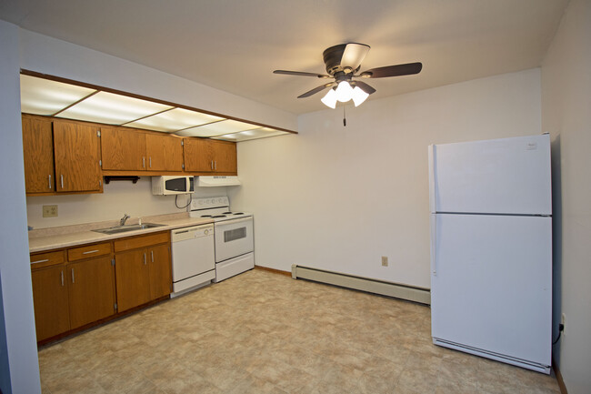 Building Photo - 915 7th St S