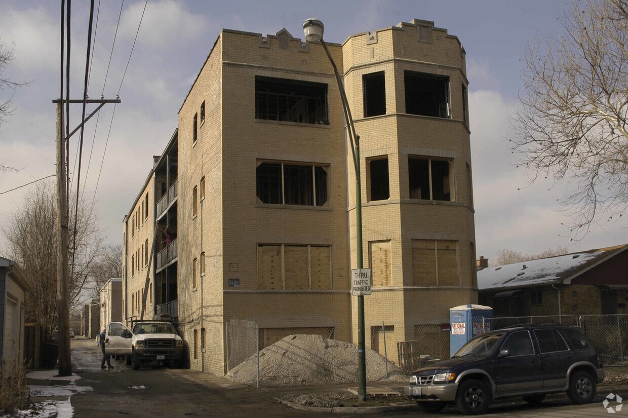 Building Photo - 6414 N Paulina St
