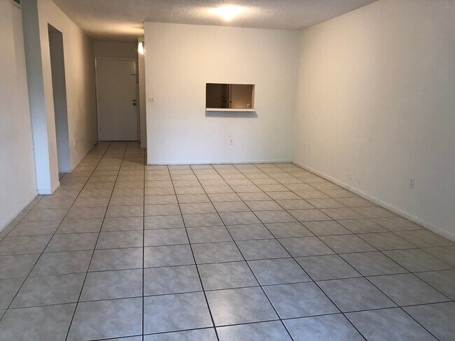 Building Photo - 6904 N Kendall Dr